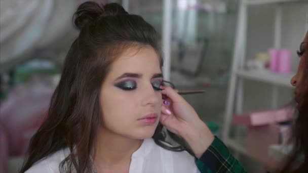 Maquillaje artista aplicar rubor en el modelo pómulos — Vídeos de Stock