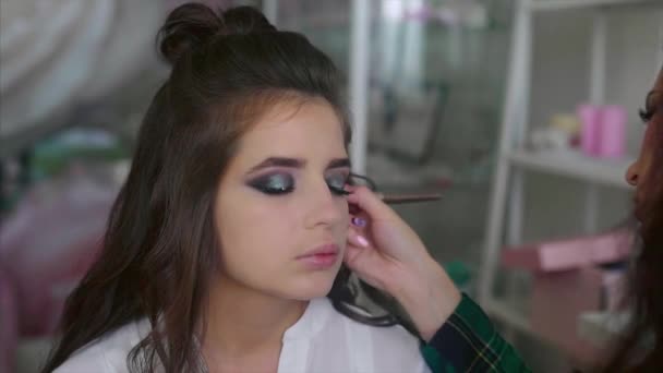 Make up artist applicare rossore sul modello zigomi — Video Stock