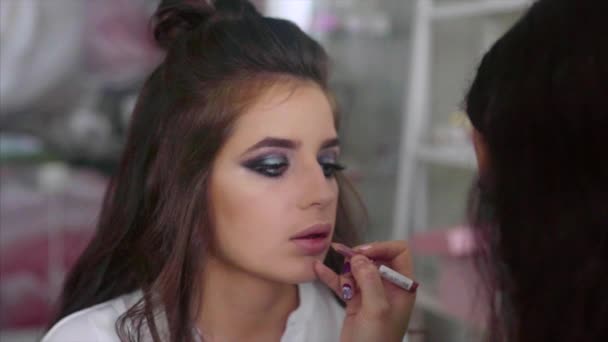 Make up artist applicare il rossetto sulle labbra dei modelli — Video Stock