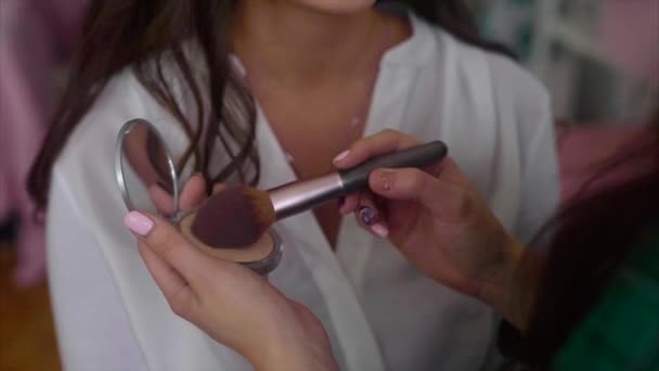 Close up shot of make up artist taking powder by brush — Stock Video