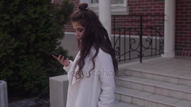 Junge schöne sexy Frau mit ihrem Handy im Freien hd — Stockvideo