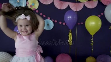 Gülüyor ve onun doğum günü partisi oynamak sevimli küçük bebek kız