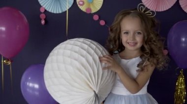 Güzel bebek kız doğum günü partisi büyük beyaz balon kavramı holding portresi