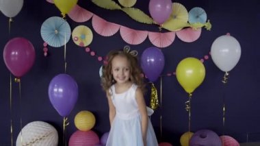 Güzel bebek kız doğum günü partisi kutlama parlak konfeti altında atlama