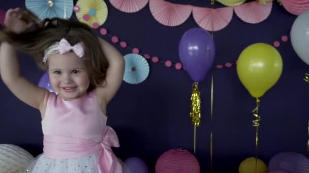 Linda niña riéndose y jugando en su fiesta de cumpleaños — Vídeos de Stock
