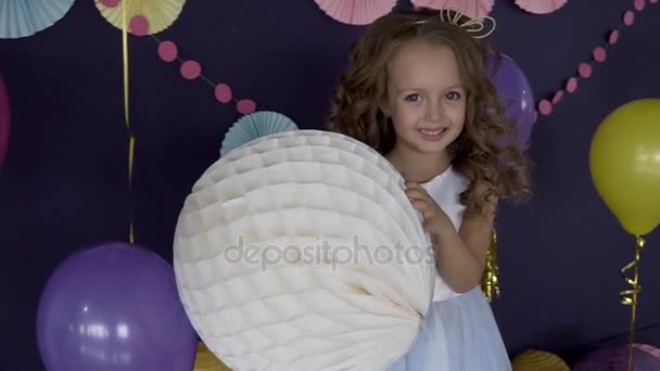 Портрет маленької милої дівчинки, що тримає велику білу кульку концепція день народження вечірки — стокове відео