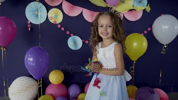 Linda niña lanzando confeti brillante y celebrando su fiesta de cumpleaños — Vídeos de Stock