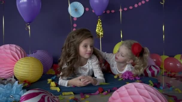 Två baby ganska flickor systrarna kyssas och firar på födelsedagsfest — Stockvideo