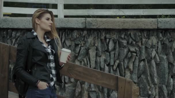 Frau mit einer Tasse Kaffee im Freien. hübsches Mädchen genießt ihren Morgen. — Stockvideo