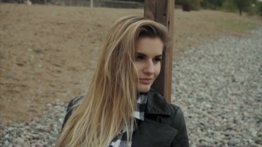 Ahşap iskele üzerinde oturan ve dinlenme genç sarışın kadın