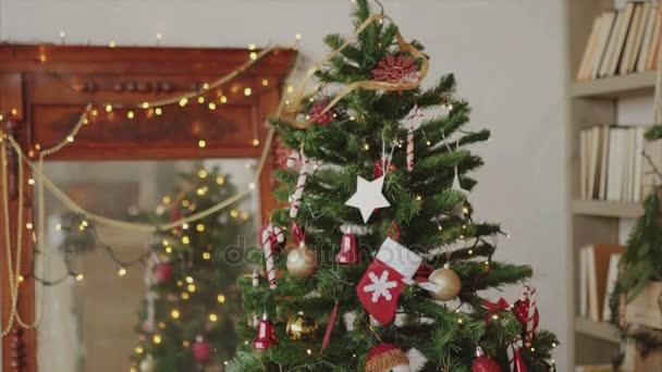 zblízka záběr zdobené vánoční strom
