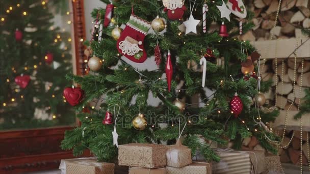 Primer plano de regalos de Navidad y regalos bajo el árbol de año nuevo — Vídeos de Stock