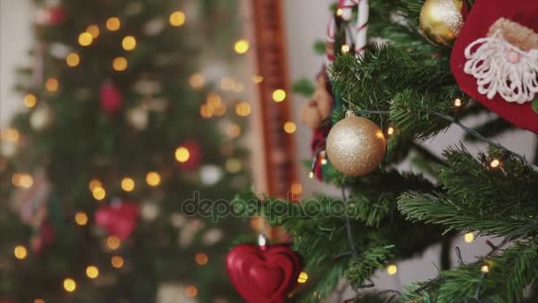 Atış süslemeleri Noel ağacı seçici odak üzerinde kapatın — Stok video