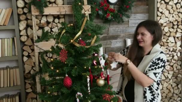 Schöne Frau schmücken Weihnachtsbaum — Stockvideo