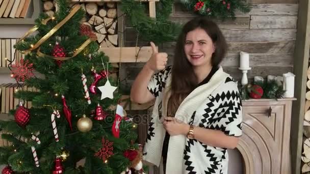 Bella donna che mostra i pollici in alto dopo la decorazione dell'albero di Natale HD — Video Stock