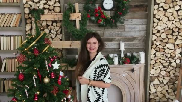 ख्रिसमस ट्री सजावट नंतर एक हात वाहून सुंदर स्त्री — स्टॉक व्हिडिओ