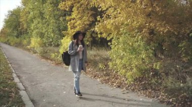 Siyah şapkalı sokak sonbahar yürüyüş genç güzel kadın