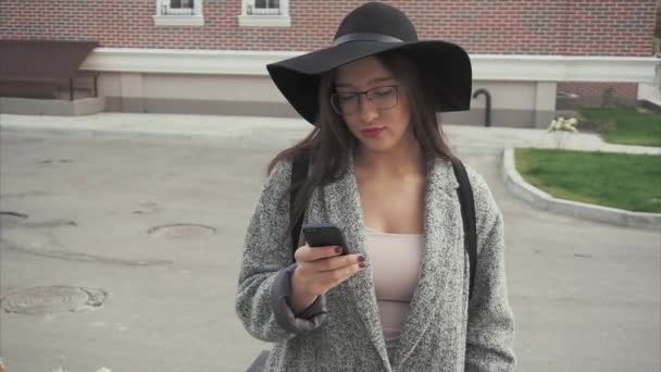 Γυναίκα με εξωτερική smartphone στην πόλη — Αρχείο Βίντεο