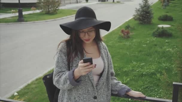 Atractiva mujer joven viajero utilizando el teléfono inteligente al aire libre — Vídeos de Stock