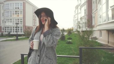 Güzel, şık, iş kadını şapka ve gözlük açık Evet