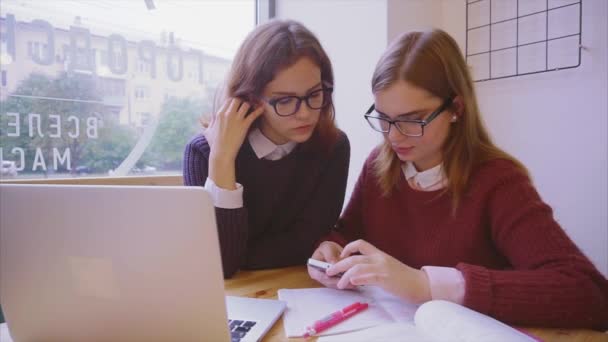 Étudiantes étudiantes étudient dans le café deux amies apprennent ensemble 