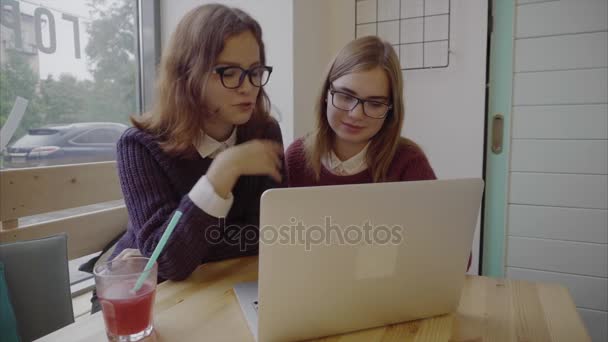 Két lány, barátok keresztül webchat beszél, vagy amelynek video chat, a café — Stock videók