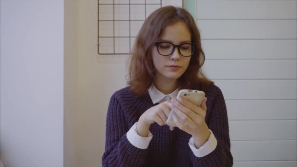 Estudiante de negocios trabajando en un teléfono en un café — Vídeo de stock