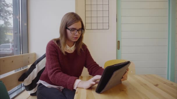 Mooie student meisje met behulp van Tablet PC telefoon in café — Stockvideo