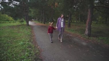 Anne ve kızı sonbahar parkta yürüyüş