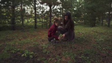 Anne ve kızı ormanın içinde topaklar arıyorsunuz