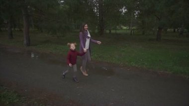 Anne ve kızı sonbahar parkta yürüyüş