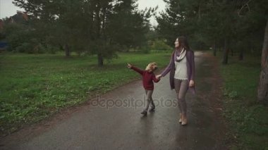 Anne ve kızı onlar birbirlerine bir şeyler göstermek sonbahar parkta yürüyüş