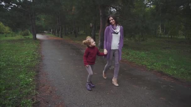 Mamma e figlia passeggiano nel parco autunnale — Video Stock