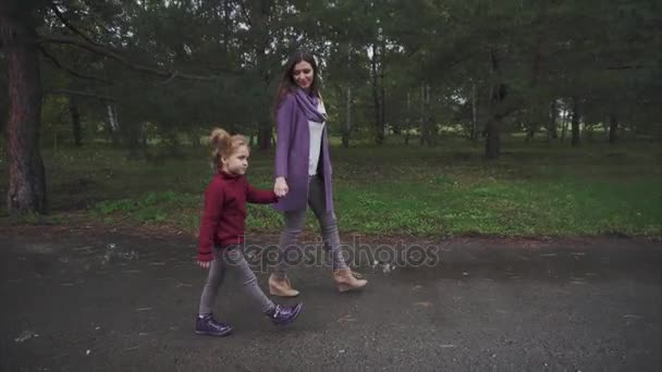 Madre e figlia a piedi nel parco autunnale — Video Stock