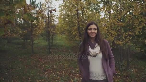 Mutter und Tochter spielen und umarmen sich im Herbstwald. — Stockvideo