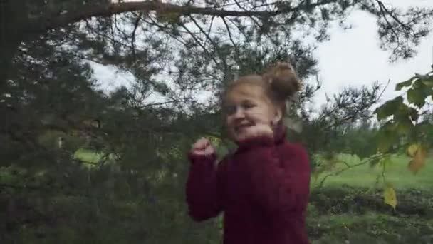 Щаслива і збуджена маленька дівчинка на відкритому повітрі — стокове відео