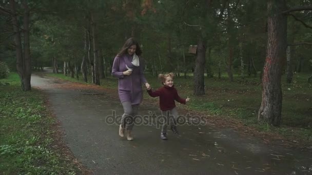 母亲和女儿在秋天公园跑步 — 图库视频影像
