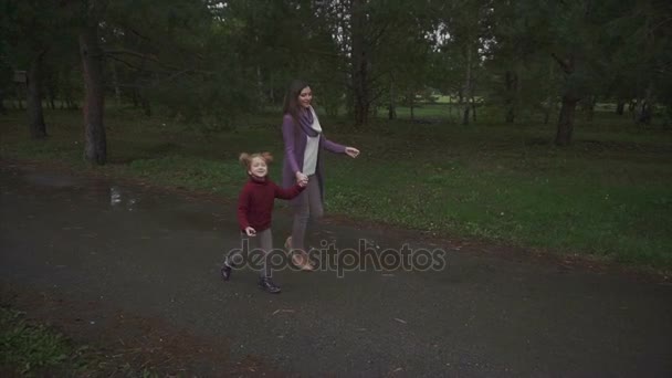 Madre e figlia a piedi nel parco autunnale — Video Stock