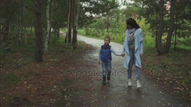 Anne ve oğlu sonbahar parkta yürüyüş