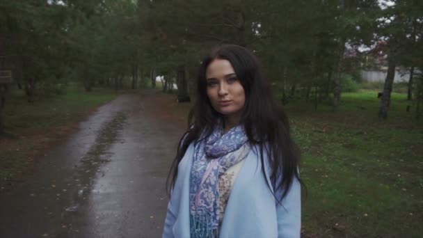 Jeune jolie femme dans le parc d'automne — Video