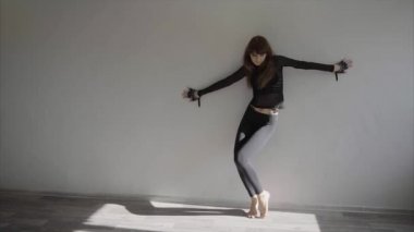 Zarif kız contemp Studio, o dans unsurları performans pratik