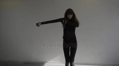 Güzel, modern bir genç kız dansçı contemp studio ağır çekimde