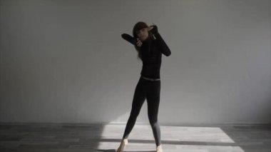 Genç kadın dansçı contemp studio ağır çekimde hareket eder.