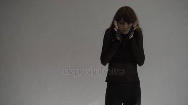 Güzel kadın dansçı yakın çekim ve hareketli incelikle ağır çekim silah