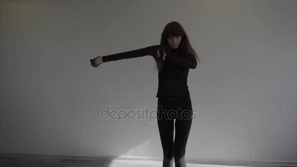 Mooie, moderne tienermeisje danser dansen contemp in de studio slow motion — Stockvideo