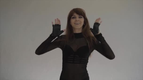 Досить усміхнена жінка танцює і рухає руками витончено повільний рух — стокове відео