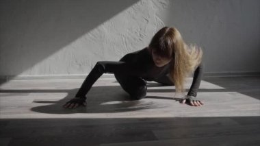 Güzel, modern bir genç kız dansçı contemp studio ağır çekimde