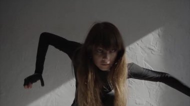 Güzel, modern bir genç kız dansçı contemp studio ağır çekimde