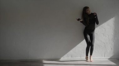 Genç kadın dansçı uygulama studio yavaş hareket oldukça