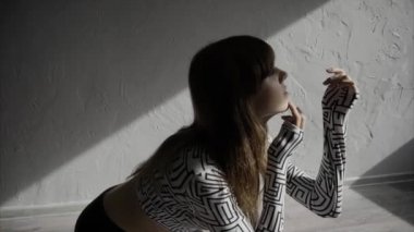 Güzel, modern bir genç kız dansçı contemp studio ağır çekimde